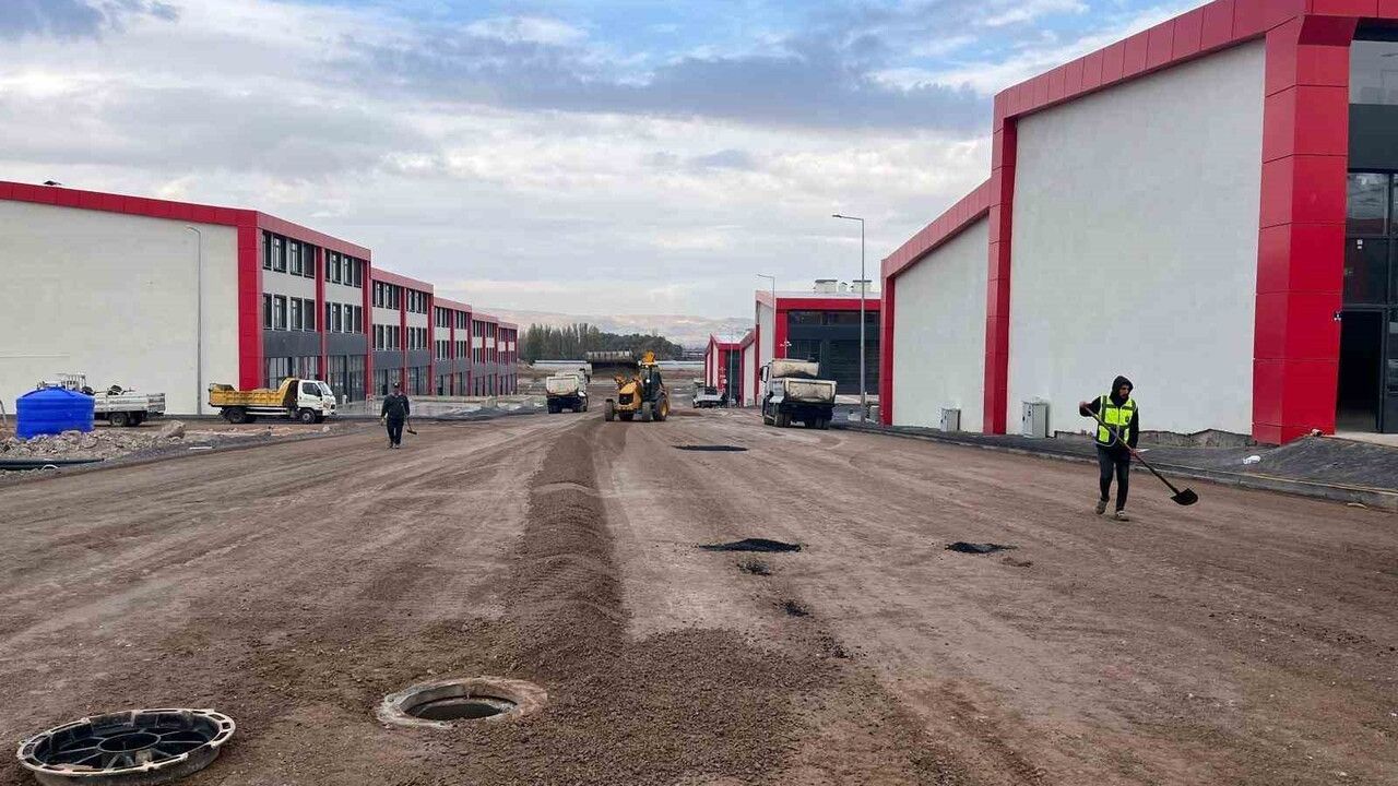Yeşilyurt Oto Sanayi Sitesi'nde üst yapı çalışmaları hızlandı, kuralar yakında çekilecek