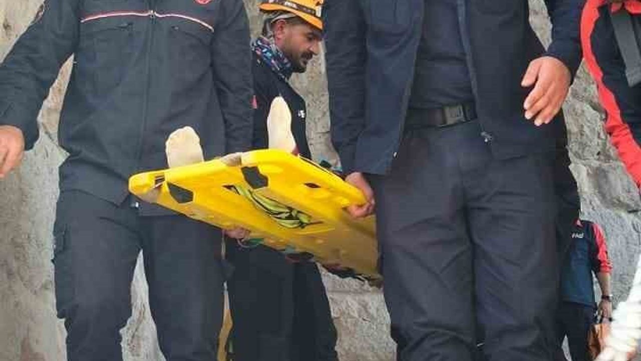 Yılankale'de düşen 9 yaşındaki çocuk sedyeyle 1 kilometre taşınarak hastaneye kaldırıldı