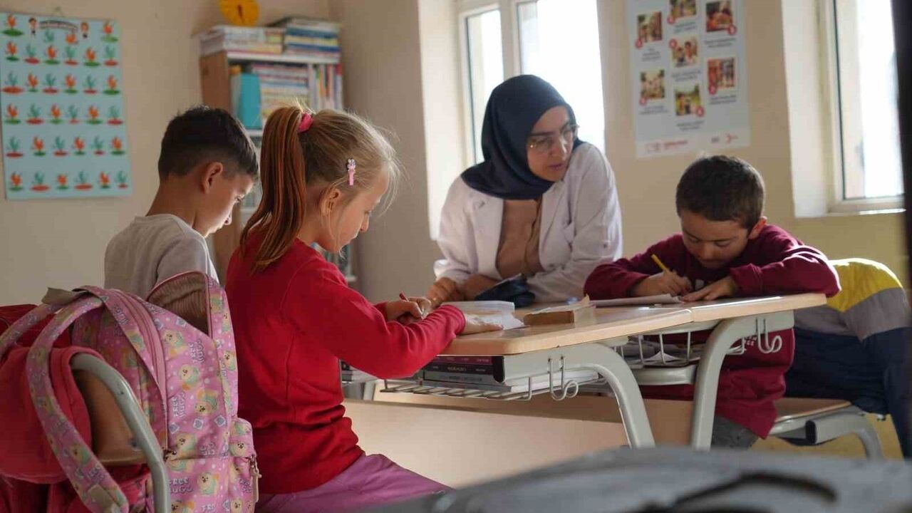 Yoncalı'nın öğretmeni ve gelini: Zahide Aydın 3 öğrenciye ışık oluyor