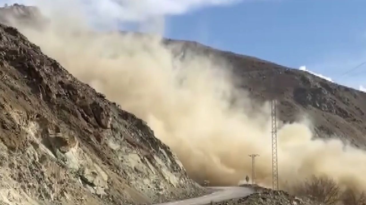 Yücebelen yolundaki tehlikeli kayalar kontrollü patlatmayla giderildi