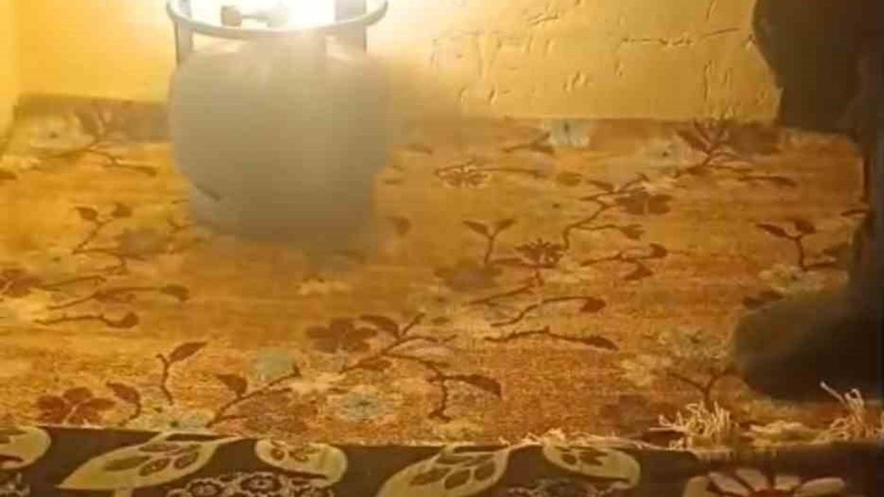 Yüksekova Çobanpınar'da elektrik kesintisi: Öğrenciler lüks lambasıyla çalışıyor