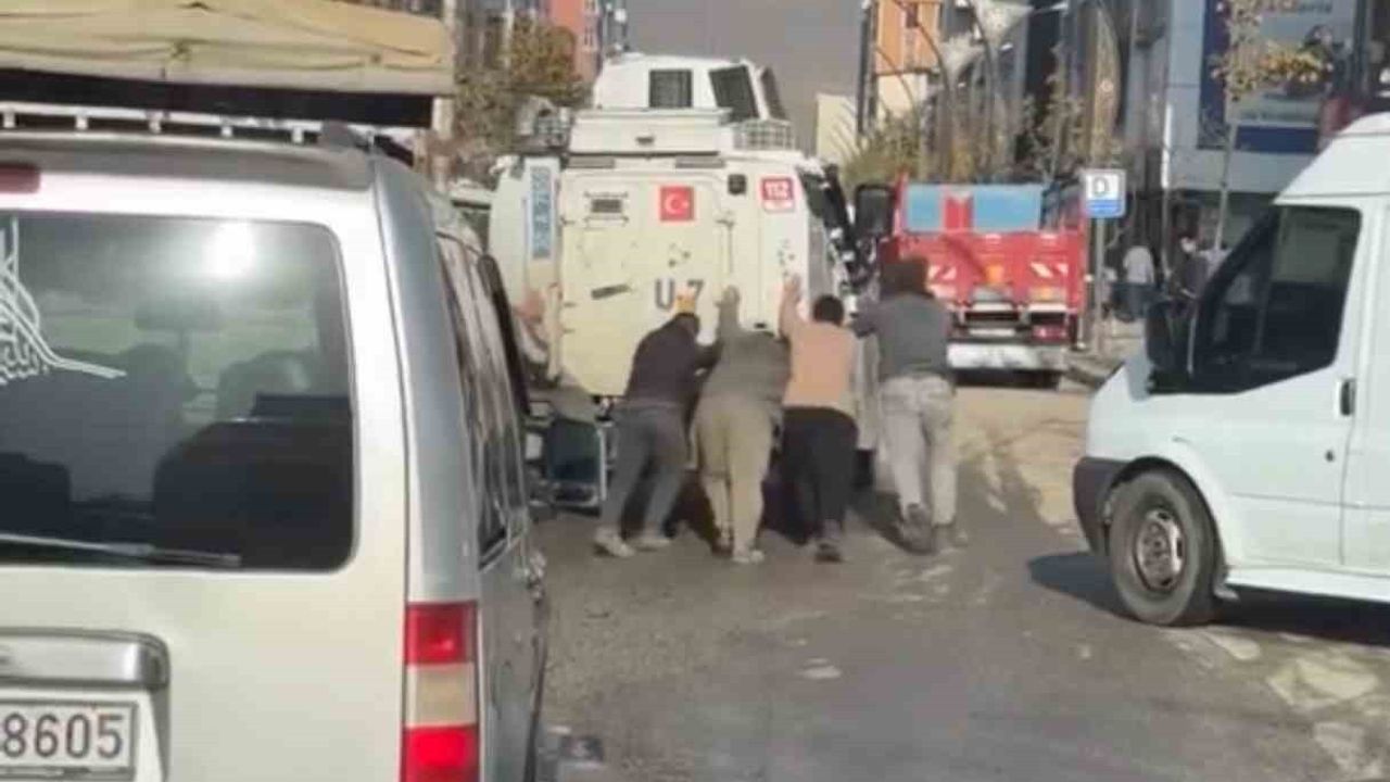 Yüksekova'da Arızalan Zırhlı Araç Vatandaş İmecesiyle Kurtarıldı