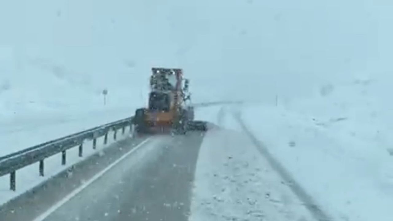 Yüksekova'da Karayolları ekiplerinden yoğun karla mücadele