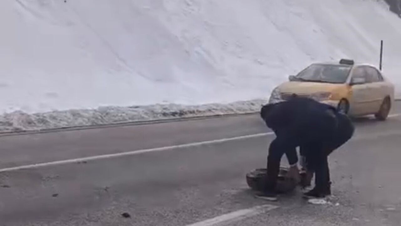 Yüksekova'da Karayoluna Düşen Dev Kaya Parçaları Trafikte Paniğe Neden Oldu