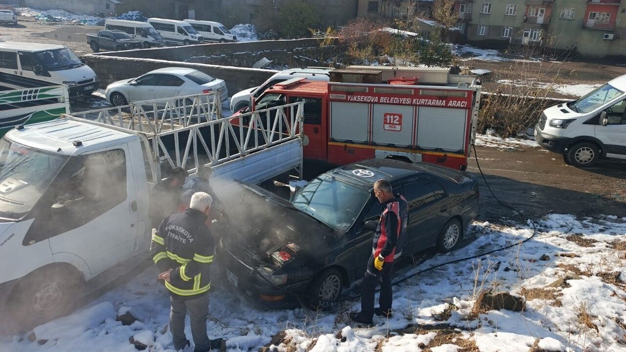 Yüksekova’da seyir halindeyken motoru yanan otomobil itfaiye tarafından söndürüldü
