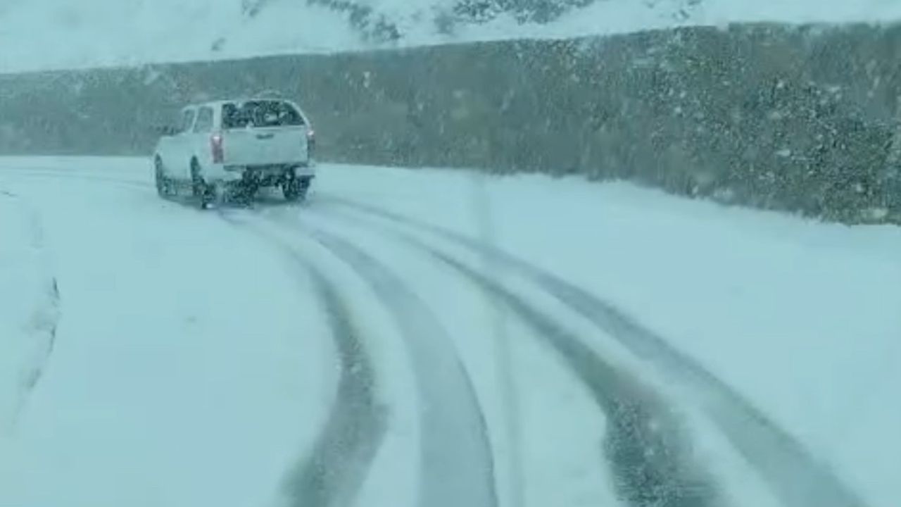 Yüksekova’da yoğun kar yağışı: Çobanpınar yolu karla kapandı