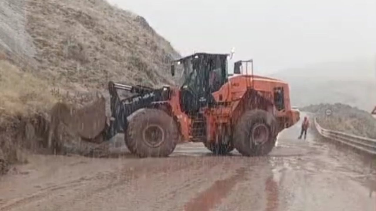 Yüksekova-Van kara yolunda Çöplük mevkiinde heyelan: Karayolları ekipleri müdahale etti