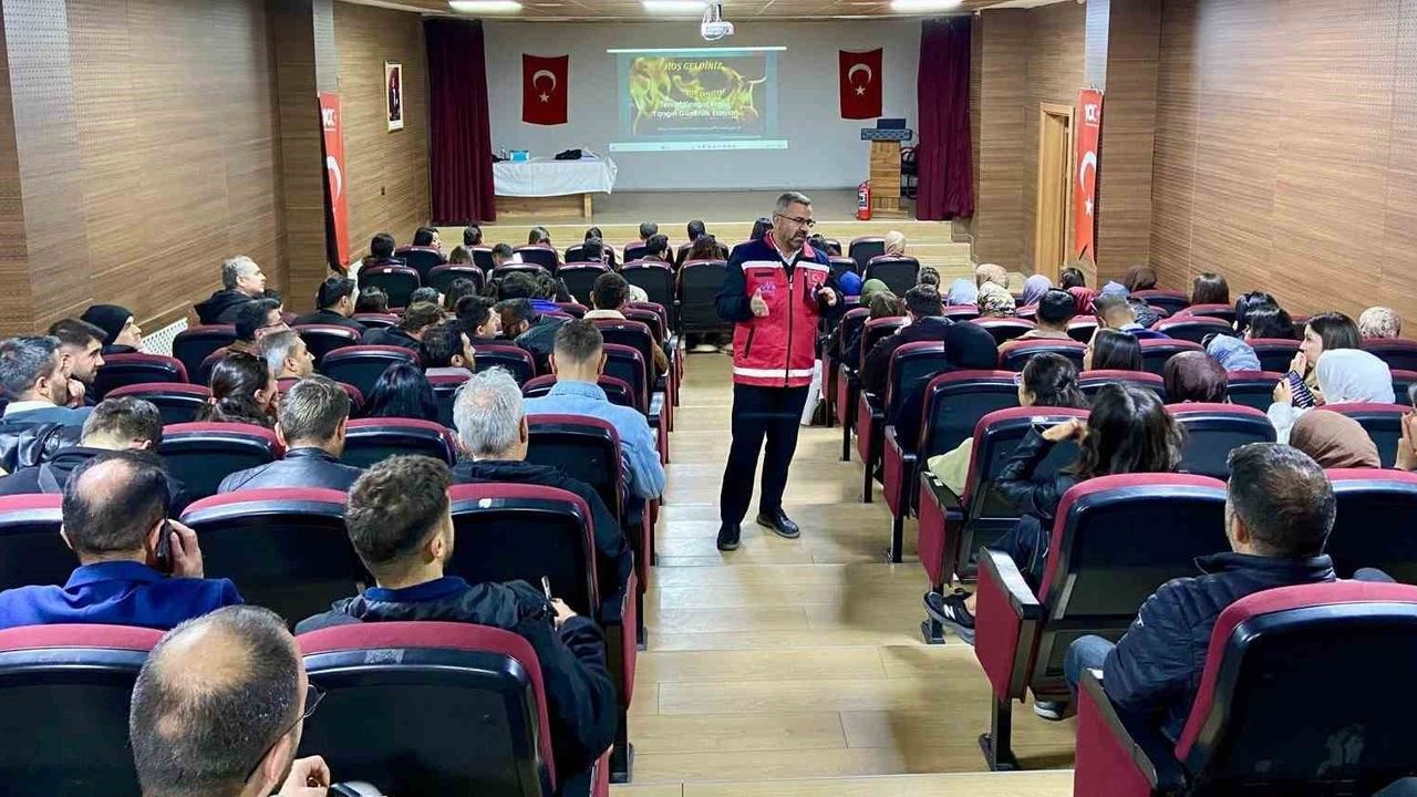 Yüksekova ve Çukurca’da öğretmenlere acil durum eğitimi