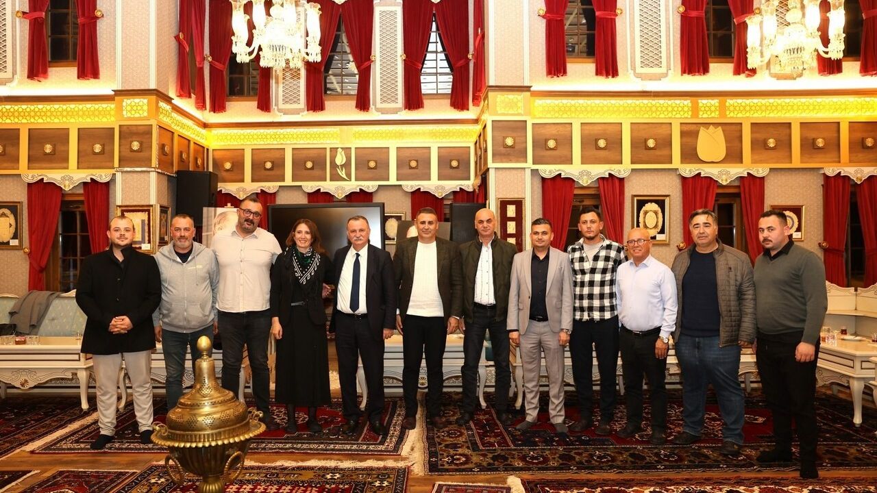 Yunusemre Belediyespor'dan Başkan Balaban'a Öğretmenler Günü sürprizi