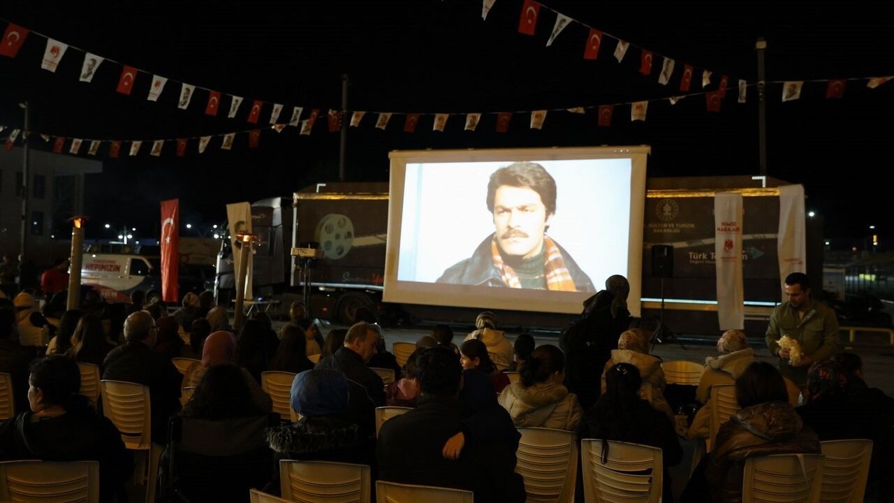 Yunusemre'de 100. Yıl Meydanı'nda Açık Hava Sinema Gecesi