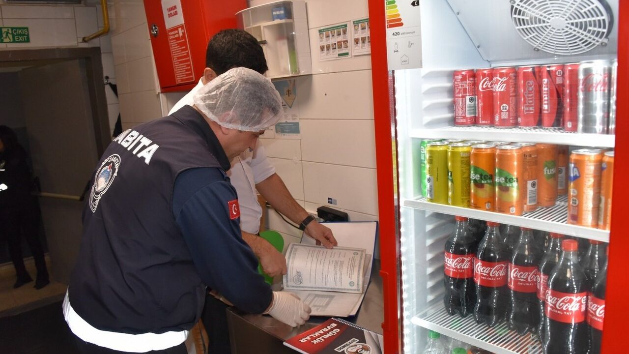 Yunusemre Zabıtası İlçede Gıda Denetimlerini Sürdürüyor