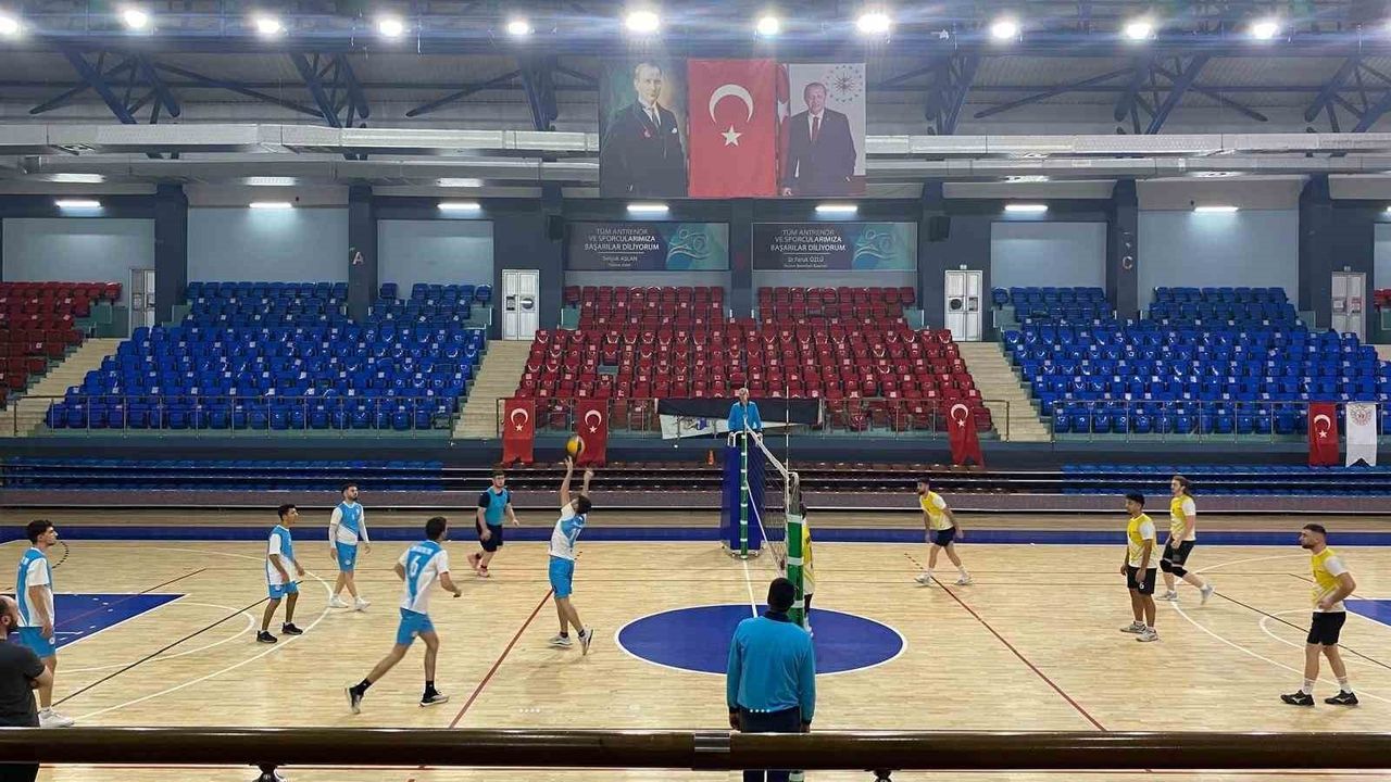 Yurtlig Erkek Voleybol Turnuvası Düzce'de sürüyor