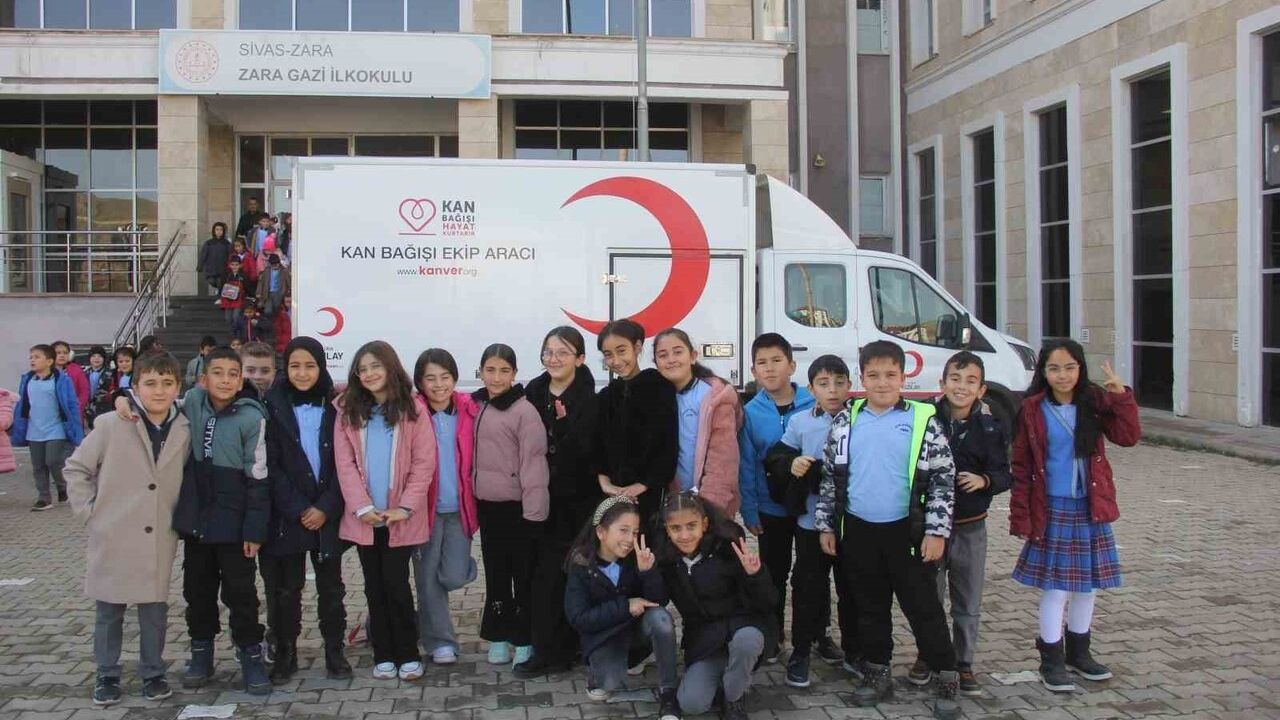 Zara Gazi İlkokulu'nda 8 saatte 98 kan bağışı