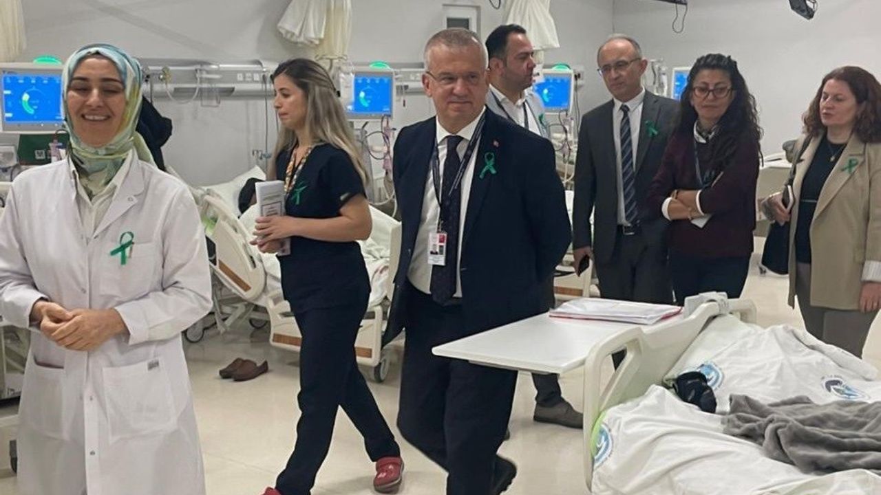 Zonguldak Atatürk Devlet Hastanesi'nde sağlık çalışanları organ bağışı için yeşil kurdele taktı