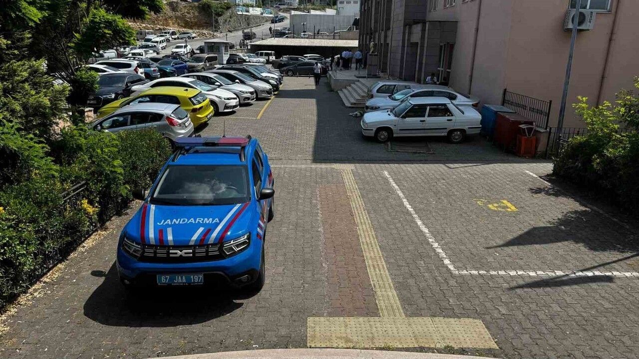 Zonguldak'ta depodan yaklaşık bir ton fındık çalan iki şüpheli yakalandı