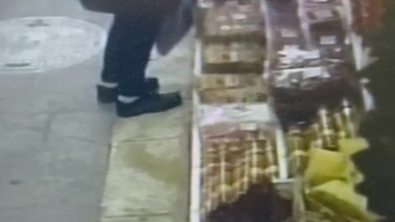 Zonguldak'ta kuruyemiş önünden paket ceviz hırsızlığı güvenlik kamerasında
