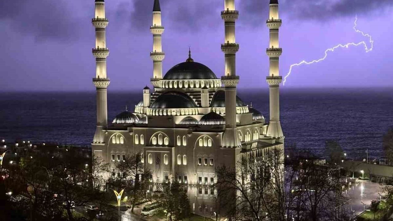 Zonguldak'ta sağanak ve şimşekler geceyi aydınlattı