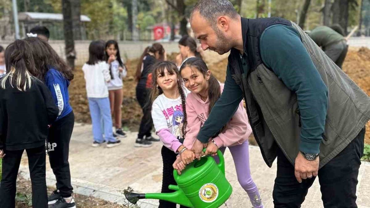 Zonguldak Üzülmez İlkokulu'nda Fidan Dikimi