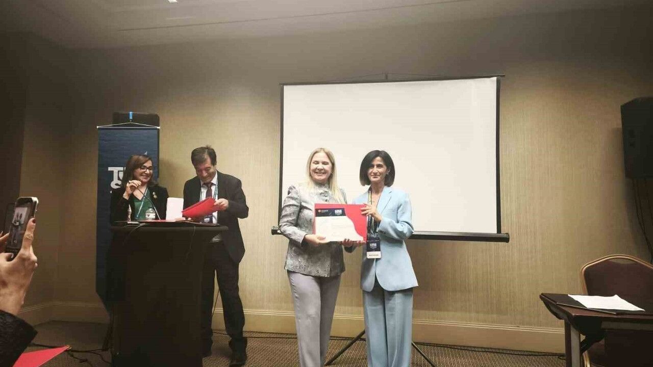 11. Türk Tıp Dünyası Kurultayı'nda Prof. Dr. Meral Kekeçoğlu'na Teşekkür