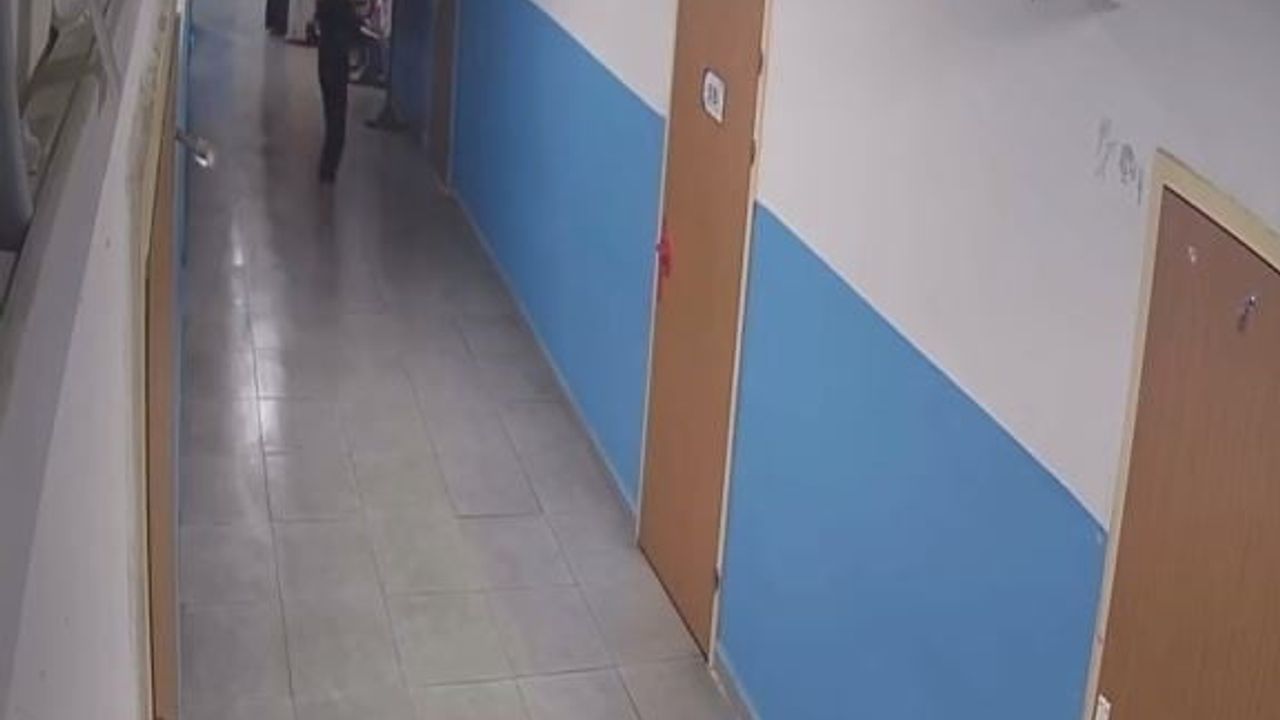 11 yaşındaki öğrenciden örnek davranış: Koridoru kirletmemek için ayakkabılarını eline aldı