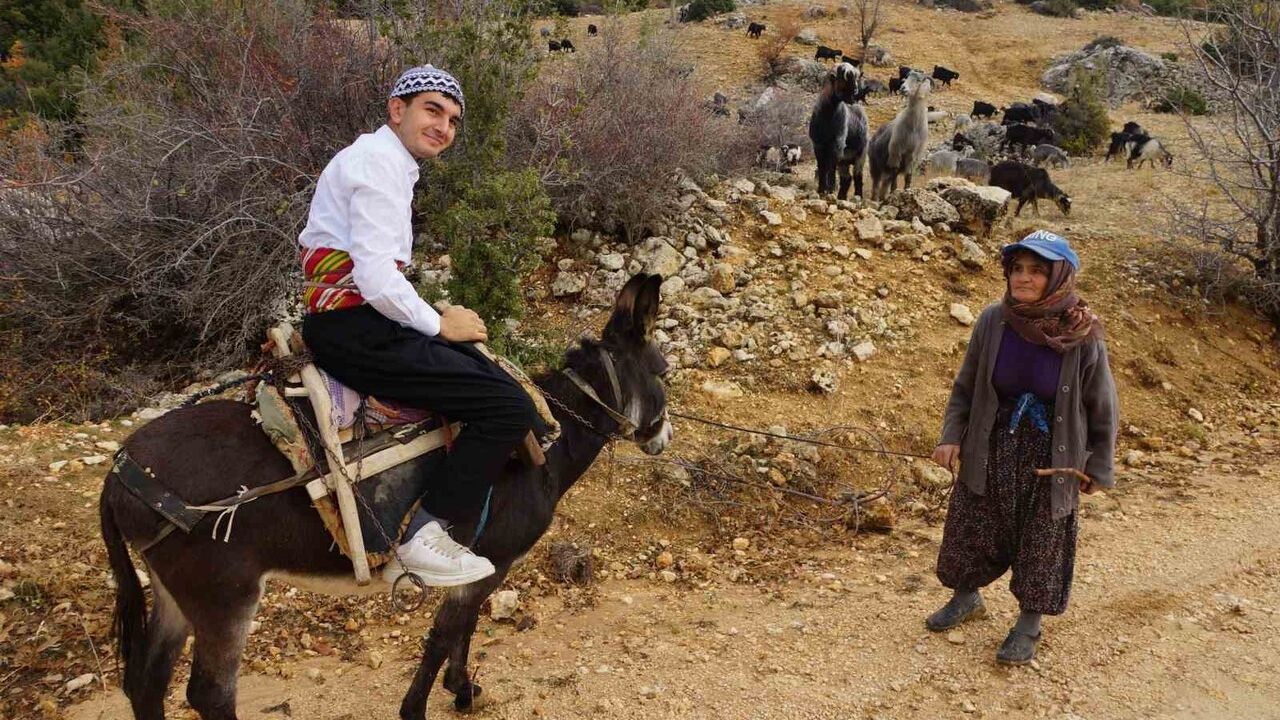 18 yaşındaki Yörük genci manileriyle dikkat çekti