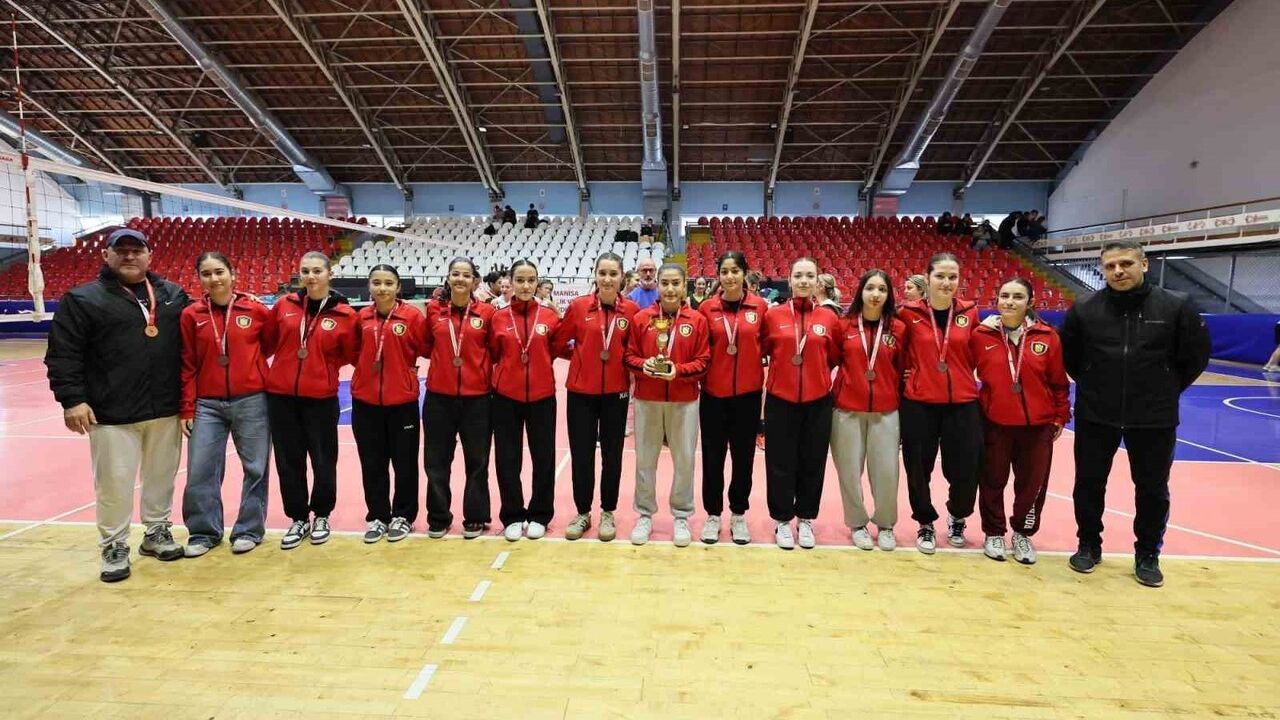 2025-2026 Okul Sporları Voleybol Gençler İl Birinciliği Manisa'da tamamlandı