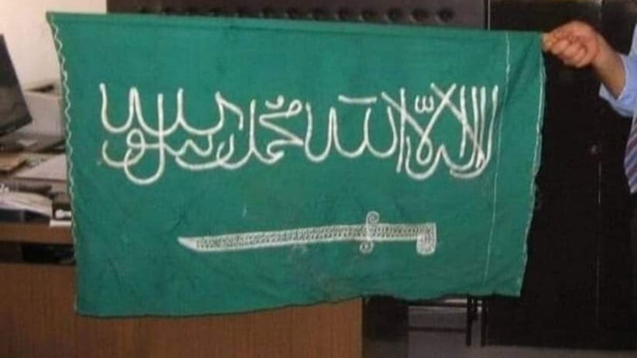 300 yıllık Yazır Sancağı hurda çuvalları arasında bulundu