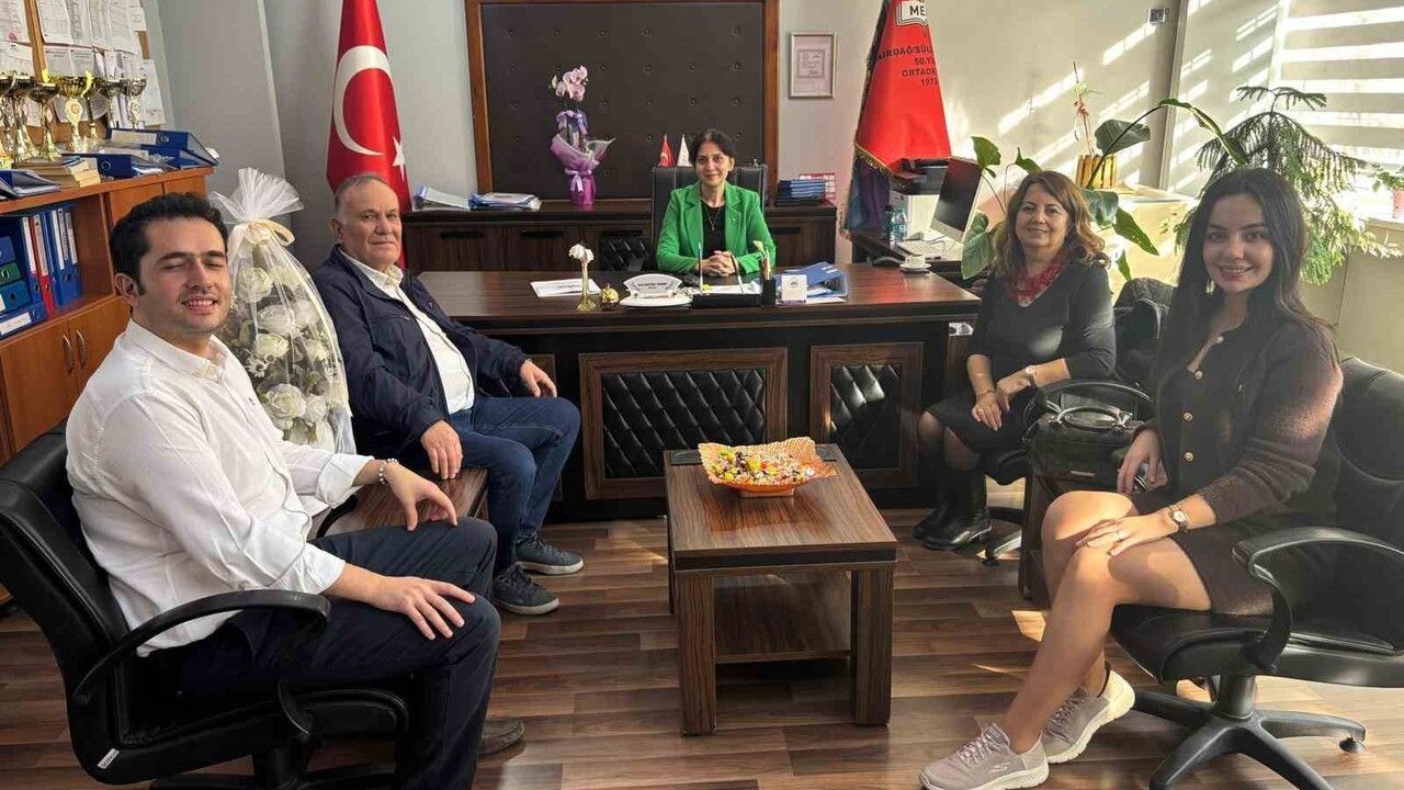 38 yıllık öğretmene duygusal veda: Cafer Akar uğurlandı