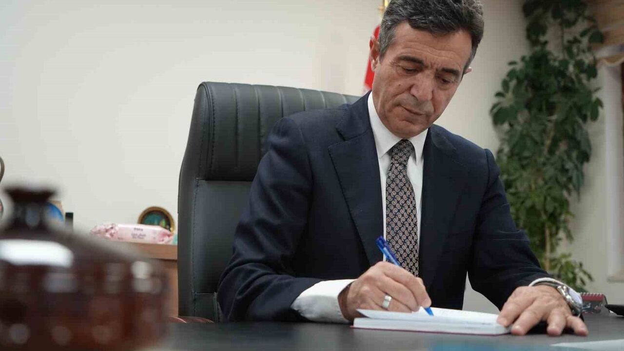 40 yıl sonra mezun olduğu okuluna müdür olarak döndü, anı defteri tutuyor