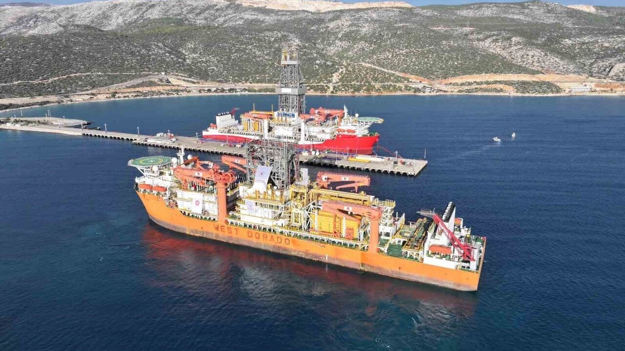 6'ıncı sondaj gemisi West Dorado Taşucu Limanı'na yanaştı