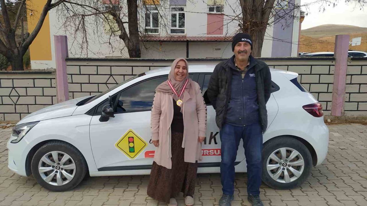 60 Yaşında Fatma Odabaşı Ehliyete Kavuştu