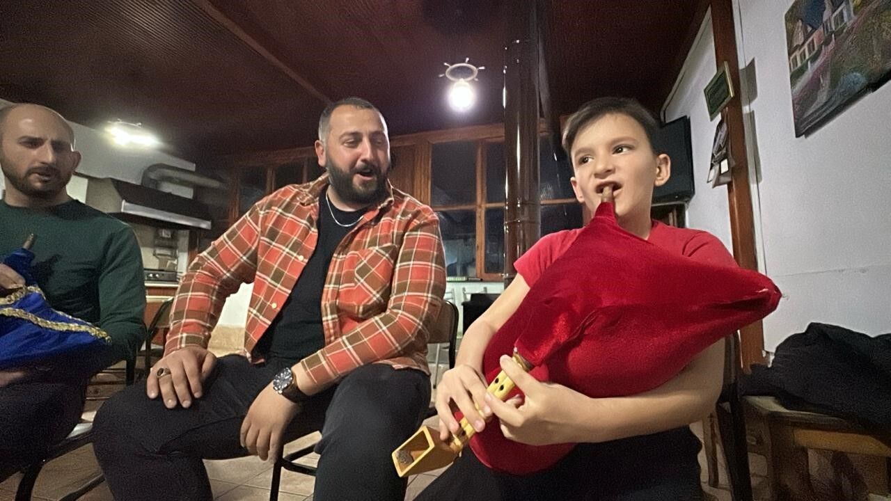 8 yaşındaki tulumcu Ahmet Semih Toraman dinleyenleri büyülüyor