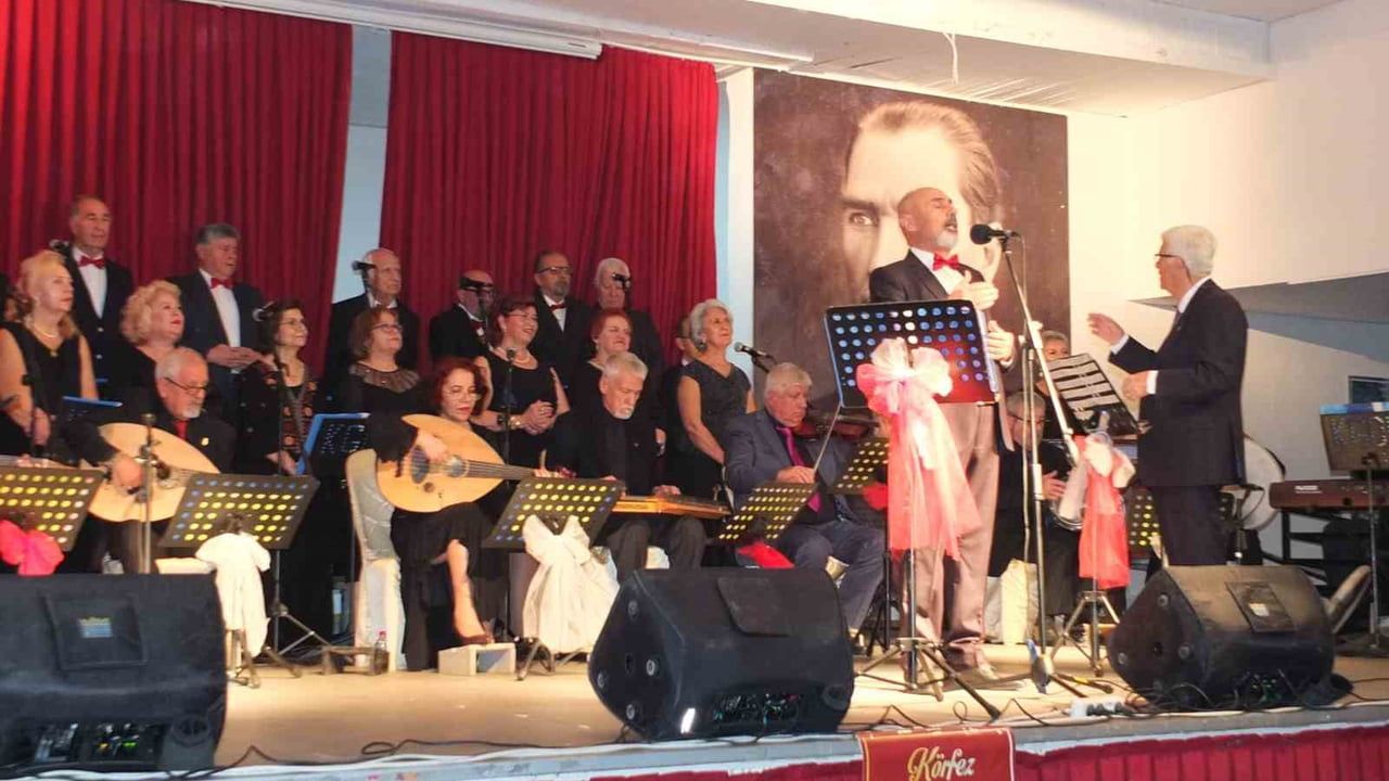 82 yaşındaki emekli müsteşar Tuğrul Atatüre, Körfez Gönül Dostları Korosunu yönetiyor