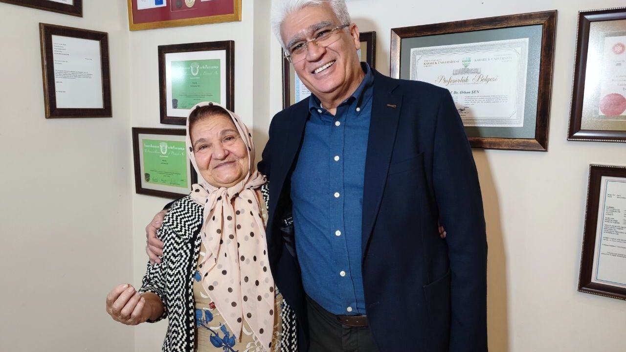 85 yaşındaki kadın Almanya’da çözülemeyen bel çatlağını Adana’da microcerrahiyle aştı