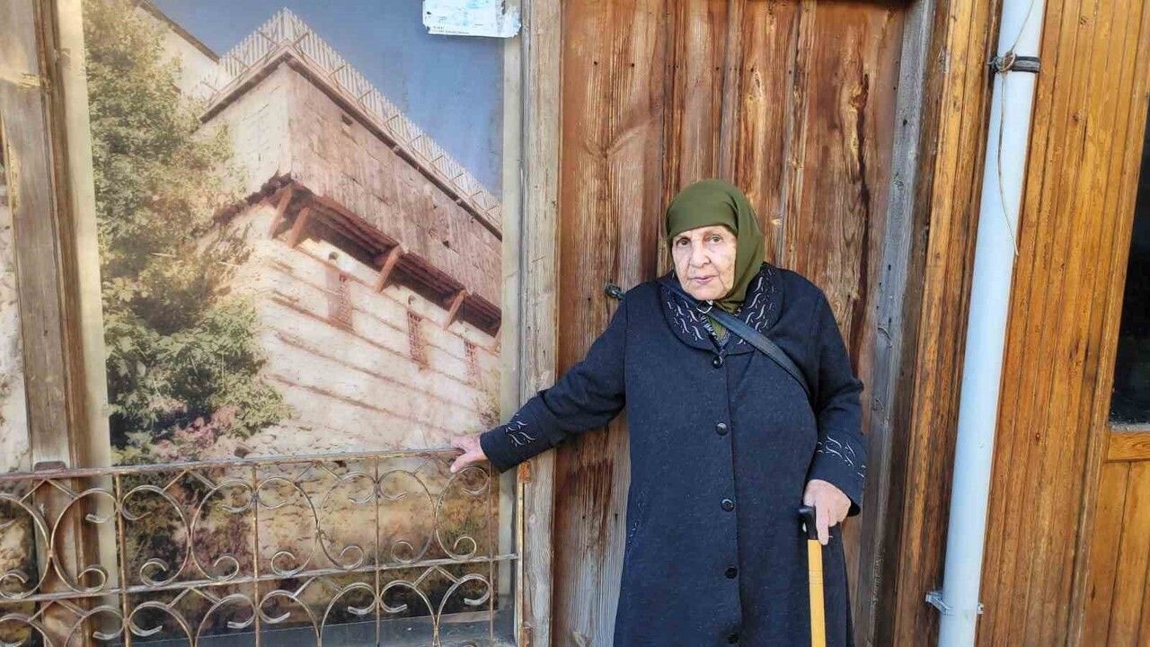 90 yaşındaki Fikriye Güller, Kemaliye'nin manilerini hafızasında yaşatıyor