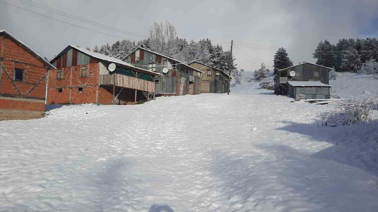 Abant ve çevresindeki yaylalar karla beyaza büründü