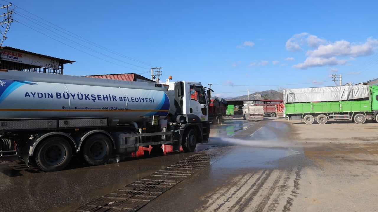 Acarlar Hali'nde kapsamlı temizlik çalışması — Aydın Büyükşehir Belediyesi