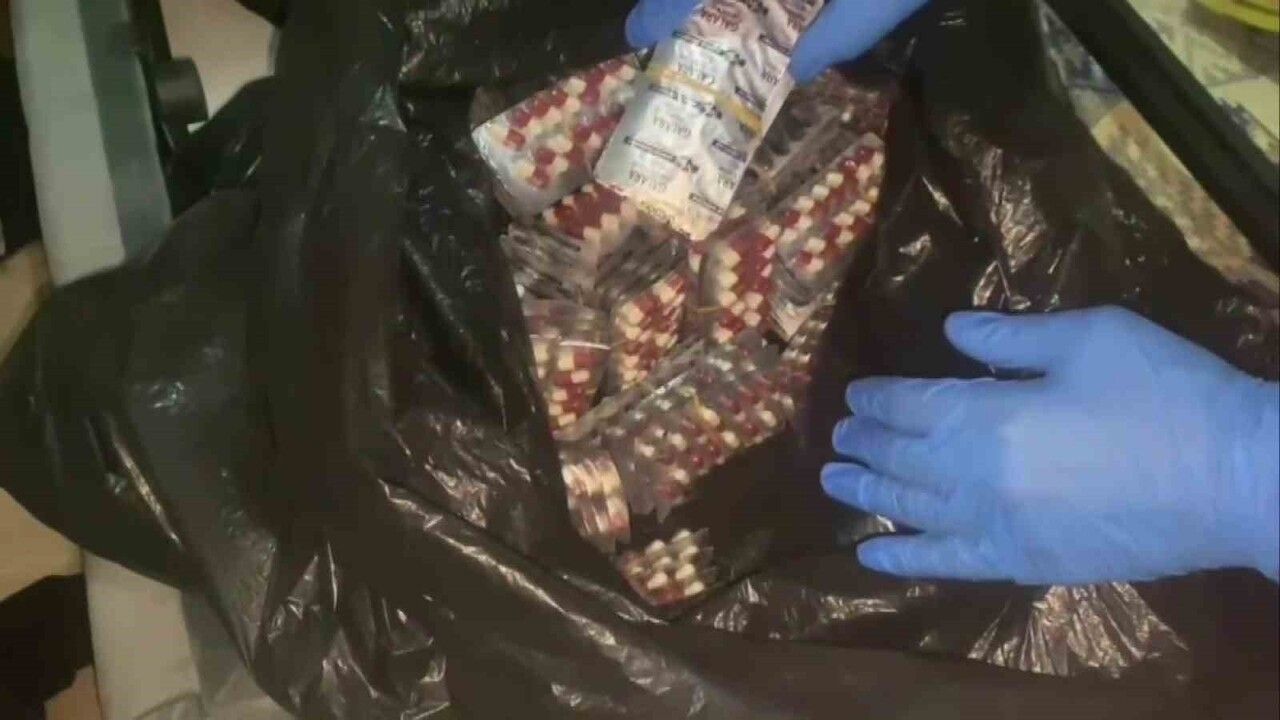 Adana'da 14 bin 182 adet sentetik ecza ele geçirildi; şüpheli tutuklandı