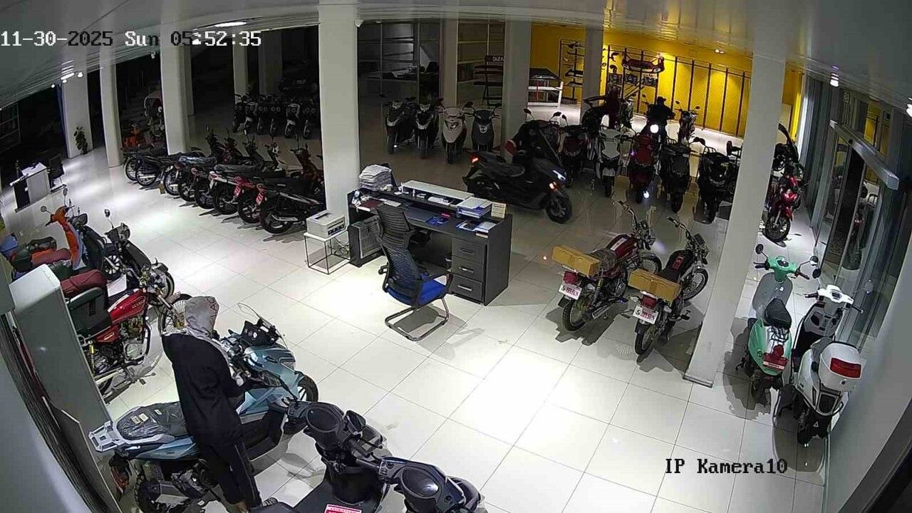 Adana'da 4 çocuk galeriden beğendikleri 4 motosikleti çaldı