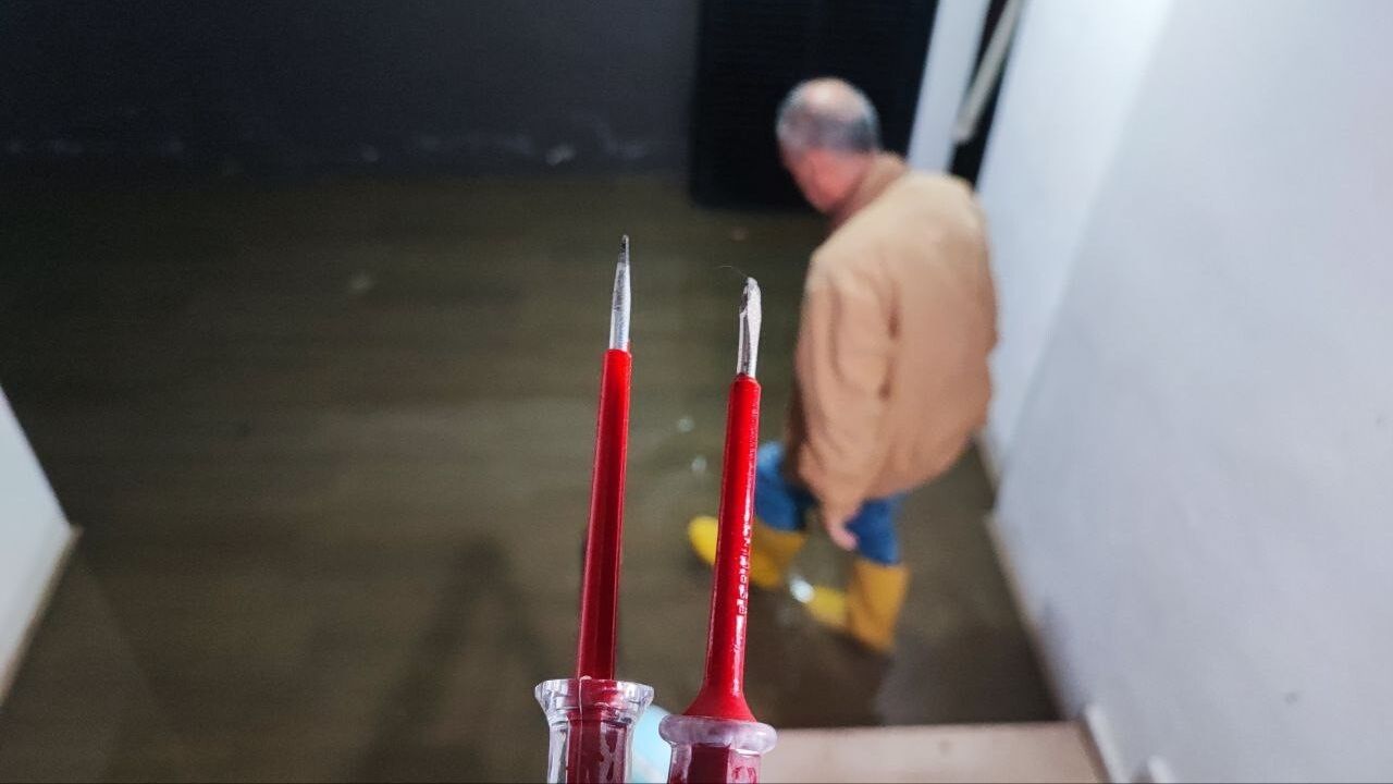 Adana'da 6 yıldır bodrumu su basan apartman: Elektrik panosu nedeniyle 'kontrol kalemi'yle giriş