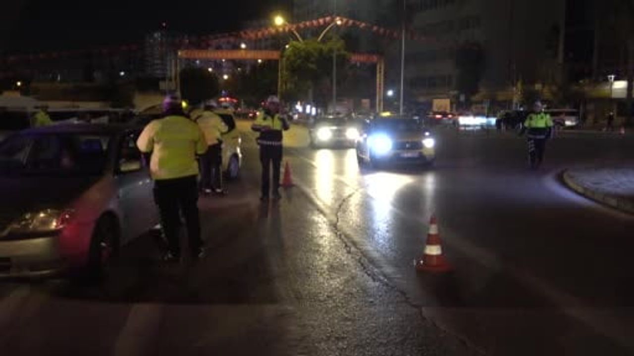Adana’da akşam trafik denetimi: 278 araç kontrol edildi, 60 sürücüye ceza