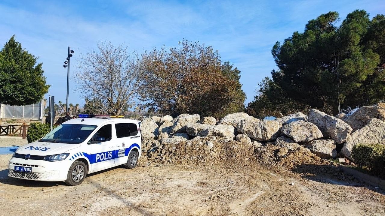 Adana'da Amerikan Adası girişine kaya kapama