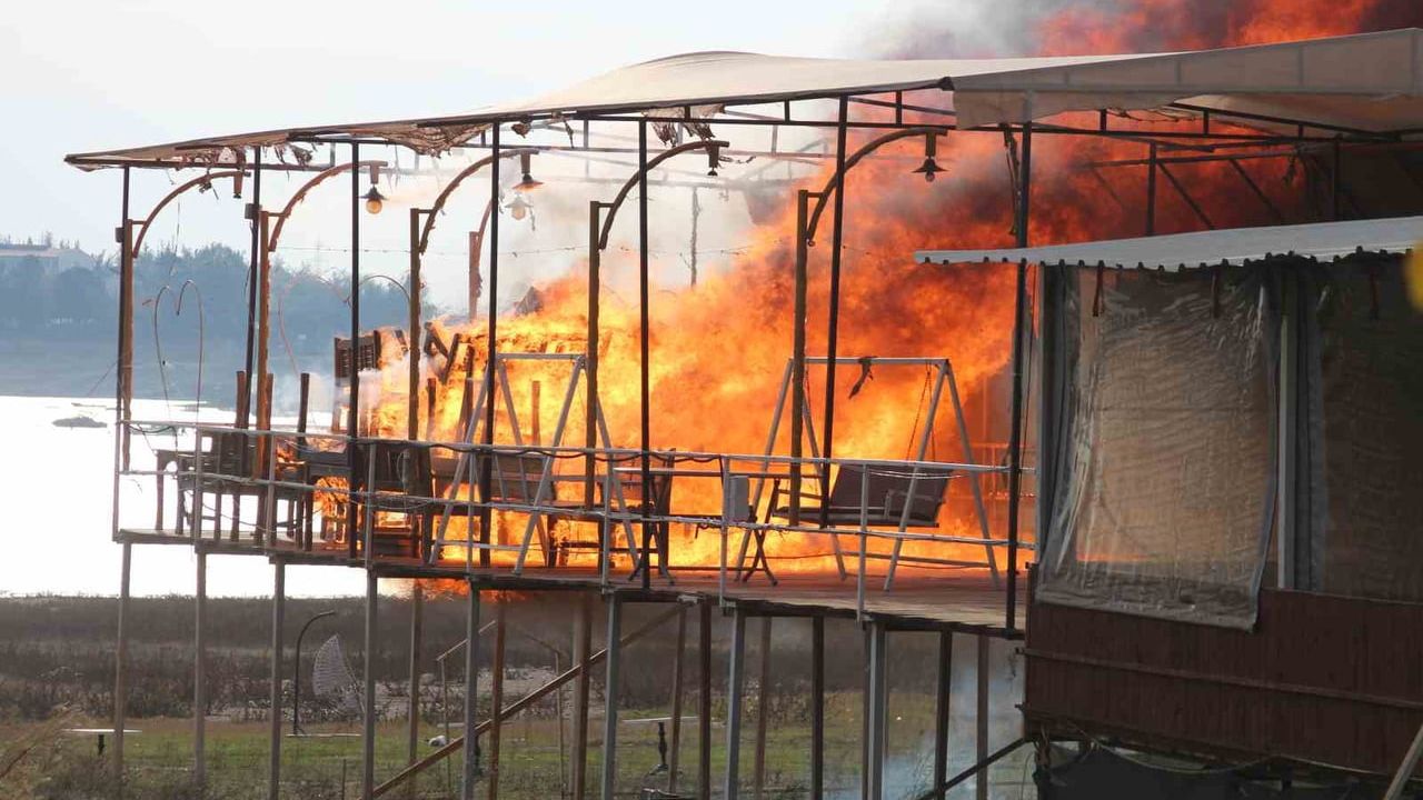 Adana'da Amerikan Adası'nda yıkım gerginliği: İş yerleri yakıldı, bir kişi kendine zarar verdi