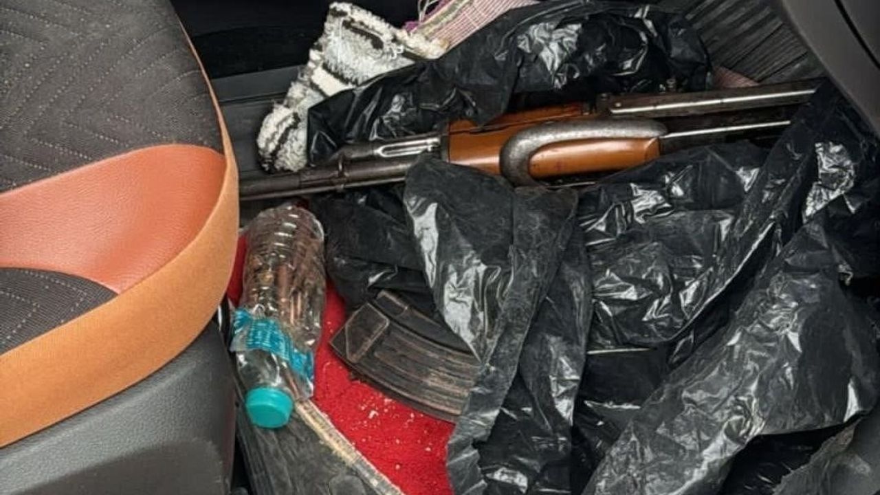 Adana'da araçta AK-47 bulundu, 2 şüpheli tutuklandı