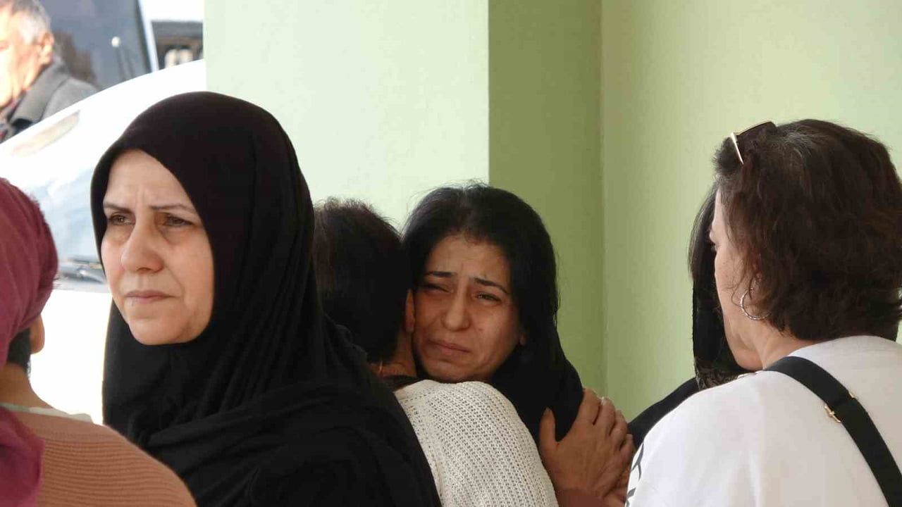 Adana'da baba dehşeti: Uykularında öldürülen iki kardeş toprağa verildi