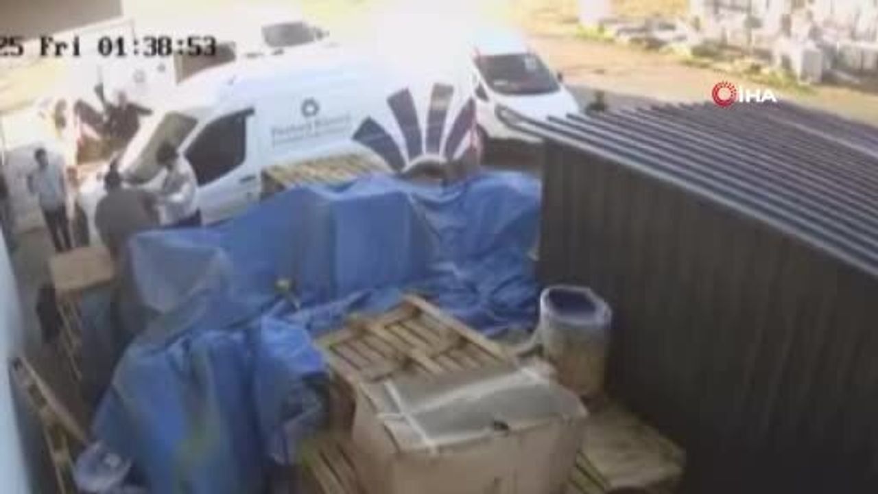 Adana'da bıçaklı saldırı anları güvenlik kamerasında