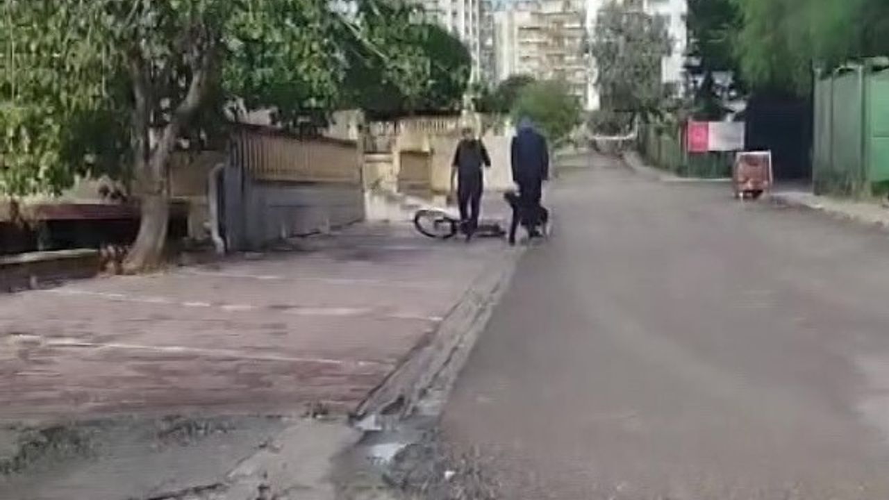Adana'da bisiklet süren 12 yaşındaki çocuk darp edildi, anlar görüntülendi