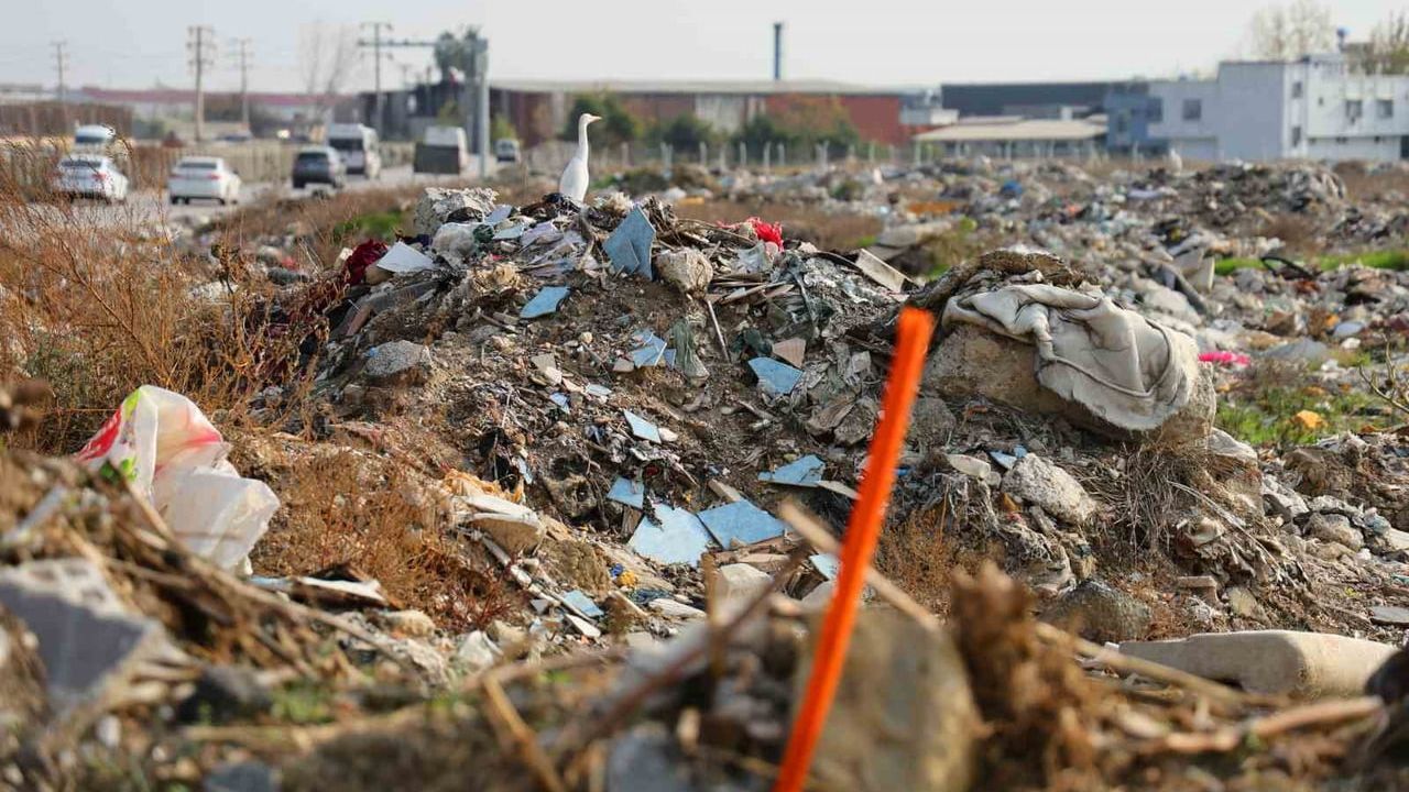 Adana'da boş arazi çöplüğe döndü: Vatandaşlar belediyeyi suçluyor