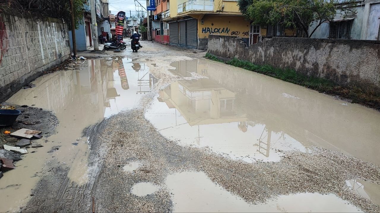 Adana'da Defne Caddesi'nde çöken yol: Esnaf kanepe koluyla tehlikeyi işaret etti