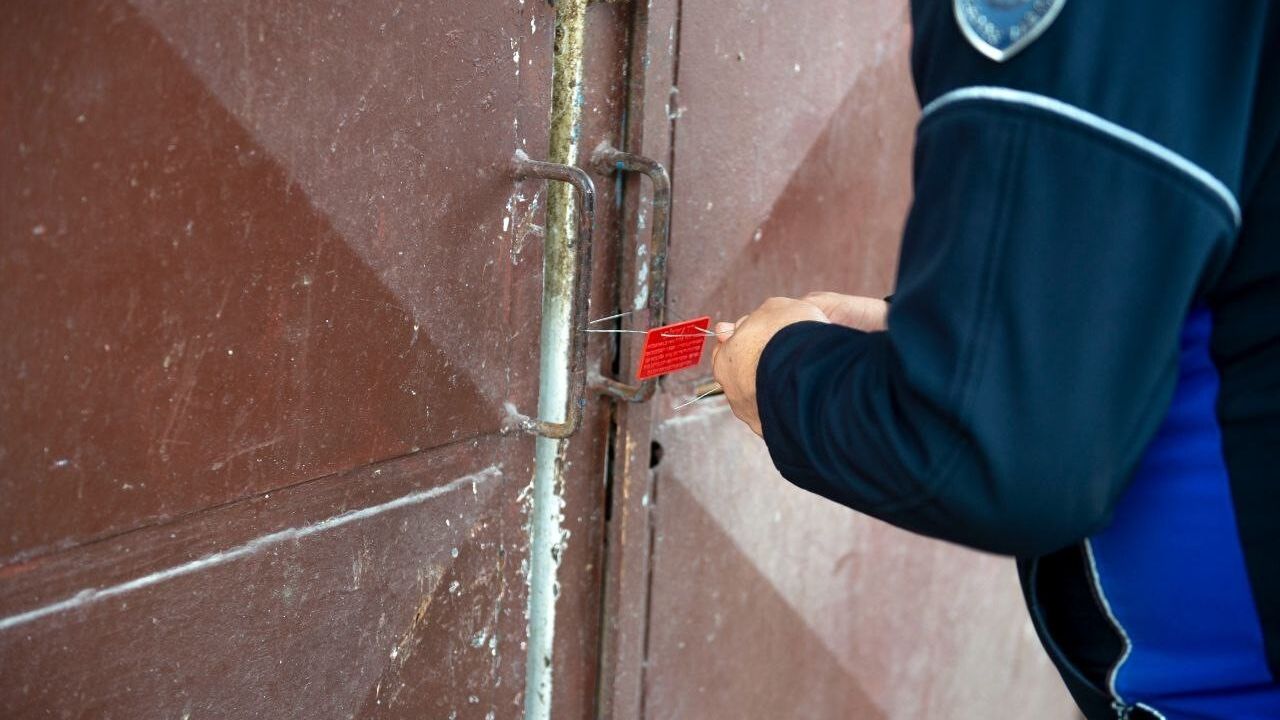 Adana'da depoda 25 kasa kokmuş tavuk imha edildi